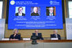 Laueráti Nobelovy ceny za fyziku pro rok 2022 (zleva) Francouz Alain Aspect, Američan John Clauser a Rakušan Anton Zeilinger, dole jsou členové Královské švédské akademie věd, 4. října 2022.