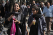 Ženy na ulici v íránské metropoli Teheránu na snímku z 1. října 2022.