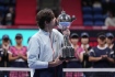 Americký tenista Taylor Fritz s trofejí pro vítěze turnaje v Tokiu, 9. října 2022.