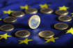 Jednoeurové mince na vlajce Evropské unie - ilustrační foto. 