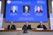 Američtí vědci (zleva na obrazovce) Ben Bernanke, Douglas Diamond a Philip Dybvig ocenění 10. října Nobelovou cenou za ekonomii.