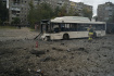 Autobus zničený při ruském ostřelování ukrajinského města Dnipro, 10. října 2022.