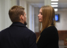 Obžalovaná Karolina Kordys (vpravo) u Vrchního soudu v Olomouci, který se 19. října 2022 zabýval případem nelegálních obchodů s psychotropním nápojem připraveným podle starého receptu peruánských šamanů, za které uložil ostravský krajský soud polskému manželskému páru nepodmíněné tresty 5,5 a 8,5 roku. 