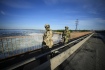 Ilustrační foto - Ruští vojáci hlídkují v květnu 2022 na přehradě Kachovské vodní elektrárny. 