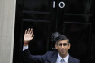 Nový britský premiér Rishi Sunak po svém prvním projevu před sídlem premiérů v Downing Street. 