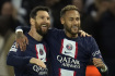 5. kolo fotbalové Ligy mistrů, skupina Paris St. Germain - Maccabi Haifa, 25. října 2022. Fotbalisté PSG Neymar (vpravo) a Lionel Messi se radují z Neymarova gólu. 