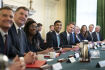 Britský premiér Rishi Sunak (uprostřed) se 26. října 2022 poprvé sešel se svým nově jmenovaným kabinetem. 