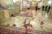 Krev na podlaze po útoku ozbrojeného útočníka v Íránu 26. října 2022.
