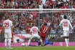 Sadio Mané z Bayernu Mnichov (v červeném) střílí gól Mohuči v utkání 12. kola německé fotbalové ligy, které se hrálo 29. října 2022.