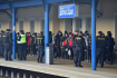 Skupina zadržených migrantů na železničním hraničním přechodu v Břeclavi, 3. listopadu 2022. 