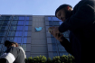 Lidé chodí před sídlem společnosti Twitter v San Francisku 4. listopadu 2022.