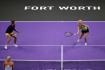 České tenistky (zleva) Barbora Krejčíková a Kateřina Siniaková v semifinále Turnaje mistryň ve čtyřhře v americkém Fort Worthu 6. listopadu 2022.