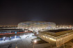 Osvětlený fotbalový stadion Education City v katarském Dauhá na snímku z 7. prosince 2021.