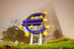 Logo eura před budovou Evropské centrální banky ve Frankfurtu nad Mohanem.