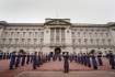 Vojenská kapela před Buckinghamským palácem hraje skadbu pro britského krále Karla III., který 14. listopad 2022 oslavil 74. narozeniny.