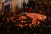 Lidé přicházeli 17. listopadu 2022 zapálit svíčky a položit květiny k památníku 17. listopadu 1989 na Národní třídě v Praze.
