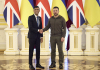 Britský premiér Rishi Sunak (vlevo) neohlášeně přicestoval 19. listopadu 2022 do Kyjeva, kde se setkal s ukrajinským prezidentem Volodymyrem Zelenským (vpravo).