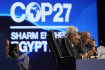 Předseda klimatické konferenci COP27 v Egyptě a egyptský ministr zahraničí Samí Šukrí (vpravo) na závěrečném zasedání, 20. listopadu 2022.