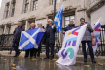 Příznivci nezávislosti Skotska s vlajkami před budovou britského nejvyššího soudu v Londýně, který nedovolil uspořádat druhé referendum o nezávislosti bez souhlasu vlády v Londýně, 23. listopadu 2022. 