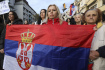 Ženy drží srbskou vlajku v Kosovské Mitrovici 23. listopadu 2022.