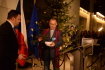 Europoslanec Tomáš Zdechovský (vlevo) odhalil 29. listopadu 2022 v budově Evropského parlamentu v Bruselu vánoční jedli ze Žďáru nad Sázavou. Stromu požehnal broumovský faráž Martin Lanži (vpravo). 