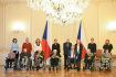 Prezident Miloš Zeman (sedící třetí zprava) se setkal s veterány z 2. světové války z Domova Vlčí mák při Ústřední vojenské nemocnici (ÚVN), 30. listopadu 2022, Praha.