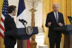 Zprava americký prezident Joe Biden a jeho francouzský protějšek Emmanuel Macron na tiskové konferenci v Bílém domě, 1. prosince 2022. 