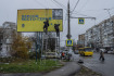 Ilustrační foto - Zaměstnanci města instalují billboard v Chersonu na jihu Ukrajiny 24. listopadu 2022. Je na něm ukrajinský nápis \"Cherson, město hrdinů.\"