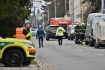 Kriminalisté a hasiči před ukrajinským konzulátem, 2. prosince 2022, Brno. Z budovy byli evakuováni zaměstnanci kvůli podezřelému předmětu, který na konzulát dorazil.