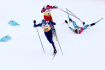 Závod Světového poháru v severské kombinaci mužů v Lillehammeru (Norsko), 3. prosince 2022. Vpravo padá James Clugnet z Francie. 