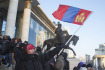 Protesty v Mongolsku. Na snímku protestující s národní vlajkou v Ulánbátaru 5. prosince 2022.