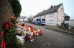 Svíčky a květiny na místě útoku v Illerkirchbergu na jihozápadě Německa, kde muž napadl nožem dvě dívky na cestě do školy, 6. prosince 2022. 
