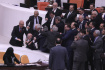 Rvačka poslanců v tureckém parlamentu během jednání o rozpočtu, 6. prosince 2022.