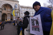 Lidé před budovou milánského divadla La Scala demonstrují proti uvedení ruské opery Boris Godunov, 7. prosince 2022.