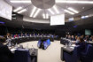 Předsedkyně Evropského parlamentu Roberta Metsolaová (třetí zprava) na schůzce ve Štrasburku 13. prosince 2022. Europoslanci na ní rozhodli o odvolání Evy Kailiové z funkce místopředsedkyně EP.