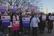 Zdravotní sestry demonstrují před nemocnicí St. Thomas v Londýně, 15. prosince 2022.