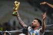 Ilustrační foto - Finálové utkání Argentina - Francie na fotbalovém MS v katarském Lusailu, 18. prosince 2022. Lionel Messi z Argentiny s trofejí pro mistry světa.
