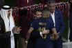 Finálové utkání Argentina - Francie na fotbalovém MS v katarském Lusailu, 18. prosince 2022. Francouzský prezident Emmanuel Macron utěšuje útočníka Kyliana Mbappého po prohře Francouzů.