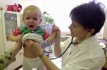Ilustrační foto - Lékařka vyšetřuje dětského pacieta. Ilustrační foto. 