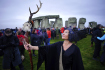 Lidé u prehistorického kamenného kruhu Stonehenge v jižní Anglii, 22. prosince 2022.