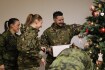 Čeští vojáci zdobí stromeček na zahraniční vojenské misi na Slovensku, 22. prosince 2022. 
