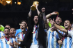 Finálové utkání Argentina - Francie na fotbalovém MS v katarském Lusailu, 18. prosince 2022. Lionel Messi z Argentiny drží nad hlavou trofej pro mistry světa.