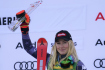 Americká lyžařka Mikaela Shiffrinová s trofejí po vítězství v obřím slalomu závodu Světového poháru v rakouském  Semmeringu 27. prosince 2022.