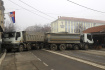V kosovské Mitrovici nákladní automobily zablokovaly cesty spojující ve městě jeho část obývanou Srby s částí obývanou etnickými Albánci, 27. prosince 2022. 