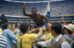 Brazilský fotbalista Pelé na ramenou svých spoluhráčů po vítězství Brazílie nad Itálií ve finále MS v Mexiku, 21. června 1970.