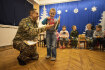 Generál ukrajinské armády Serhij Melnyk předává dárek chlapci během vánočních oslav v mateřské škole v ukrajinském Charkově 26. prosince 2022.