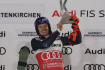 Norský lyžař Henrik Kristoffersen s trofejí na stupních vítězů po triumfu ve slalomu Světového poháru v německém Garmisch-Partenkirchenu 4. ledna 2023.