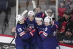 Mistrovství světa hokejistů do 20 let v kanadském Halifaxu - souboj o třetí místo: USA - Švédsko, 5. ledna 2023. Hráči USA oslavují gól.


