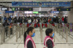 Ilustrační foto - Davy lidí čekají 8. ledna 223 na stanici v Hongkongu v odbavovací hale na odjezd do Číny, která po třech letech otevřela hranice a nevyžaduje už při jejich překročení karanténu, z Hongkongu vyrazily desetitisíce lidí. 