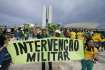 V Brazílii pronikli příznivci exprezidenta Jaira Bolsonara nesouhlasící s jeho nástupcem Luizem Ináciem Lulou da Silva do budovy parlamentu v metropoli Brasília. 8. ledna 2023. Na snímku drží banner vyzývající k intervenci armády. 